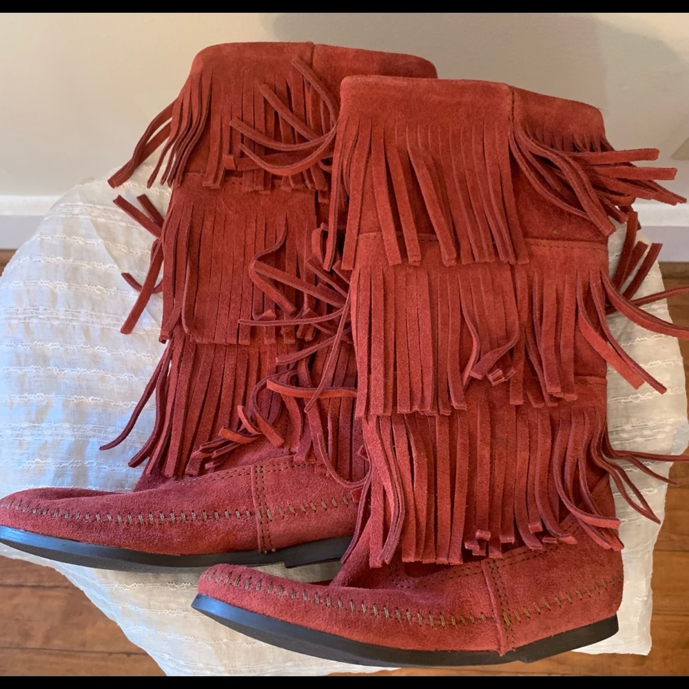 Minnetonka 3 tier fringe leather boots
